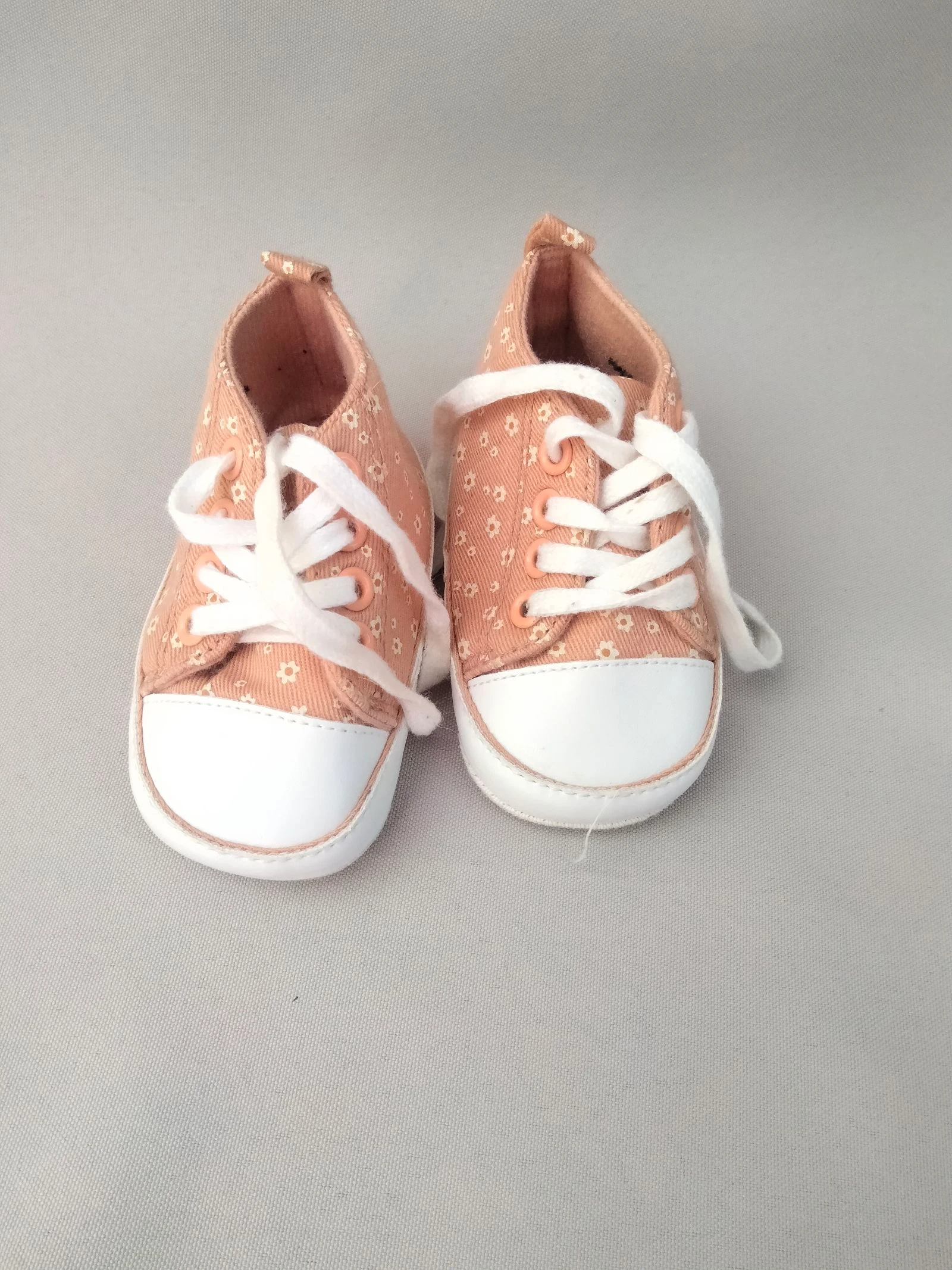 Baskets en toile style Converse | Très bon état | Abricot | 6/9 mois
